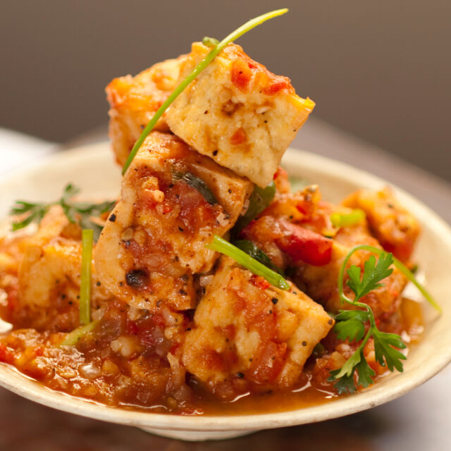 Hrskavi tofu u umaku od rajčice i papra (dau hu sot ca)