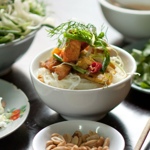 Riba iz tave s kurumom i koprom (cha ca hanoi)