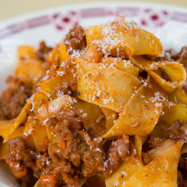 Špageti bolognese s grahom