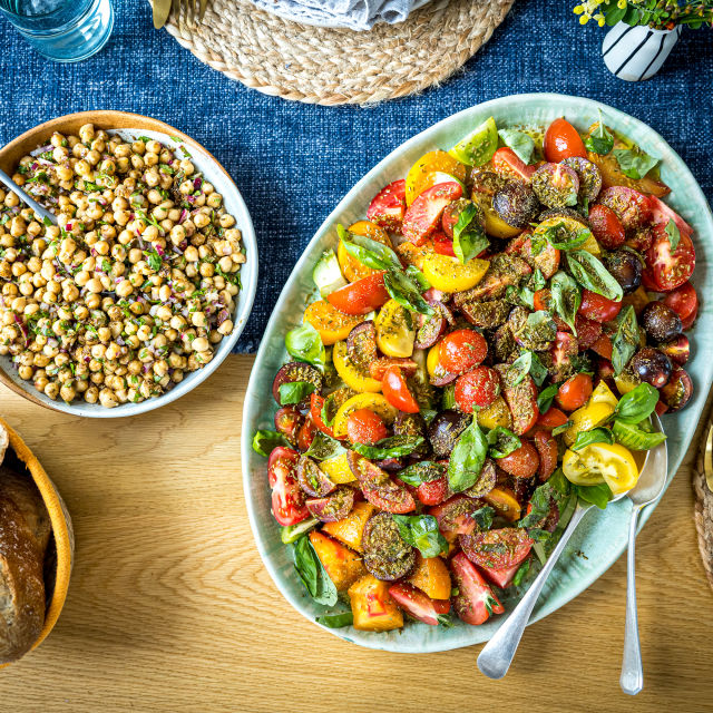 Salata od slanutka s ljubičastim lukom, peršinom i tostiranim kuminom