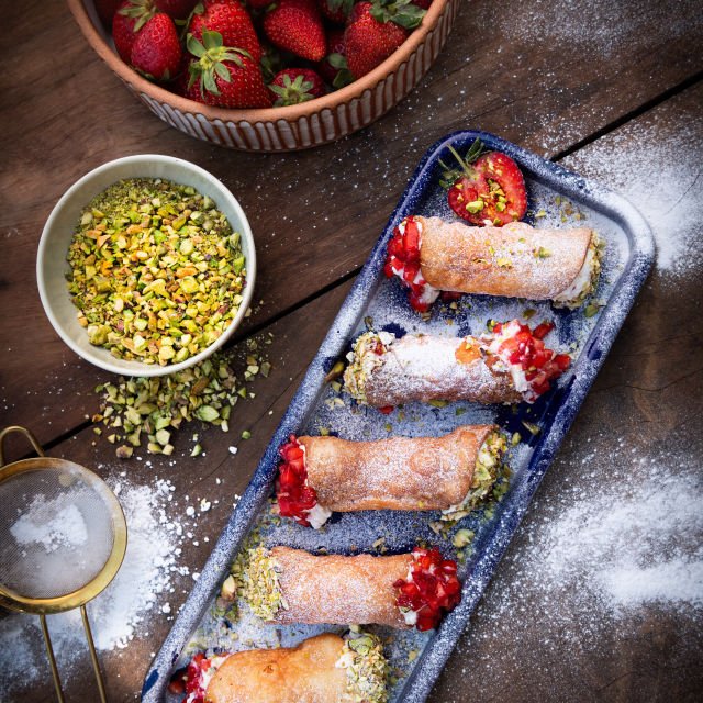 Cannoli sa svježim jagodama, bijelom čokoladom i pistacijama