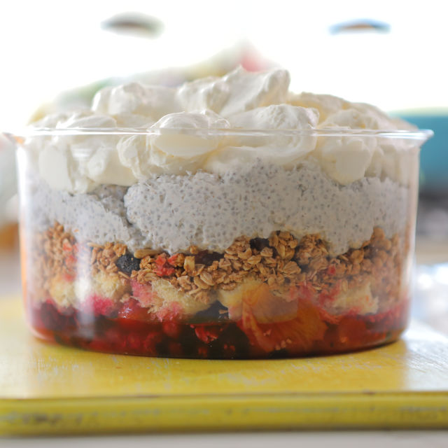 Trifle od chije, jogurta i granole