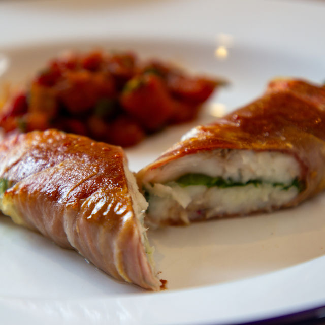 Pržena trlja s pršutom, piquillo paprikama i bosiljkom