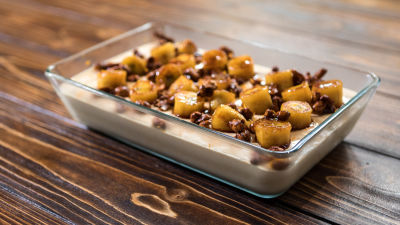 Mousse de Leite Condensado Cozido, Banana Caramelizada e Amendoins Salgados