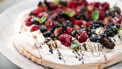 Pavlova de Frutos Vermelhos, Nata e Vinagre Balsâmico (sem glúten)