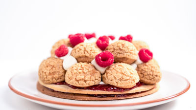 Tarte de Profiteroles com Côco, Chocolate Branco e Framboesas