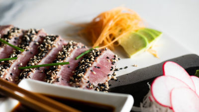 Atum Braseado com Sementes de Sésamo