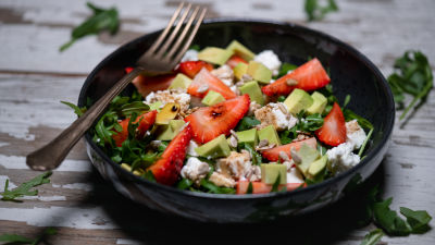 Salada de Rúcula com Morangos e Abacate