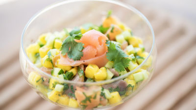 Cocktail de Abacate com Salmão e Manga