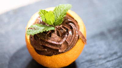 Mousse de Chocolate em Casca de Laranja