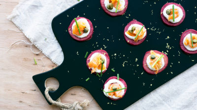 Blinis de Beterraba, Creme de Cebolinho e Salmão Fumado