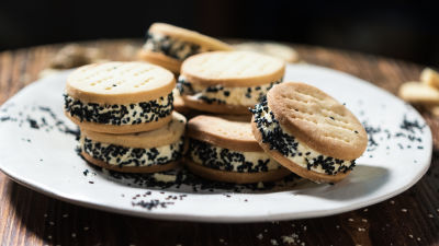 Sandwishes Geladas de Yuzu e Caramelo de Sésamo