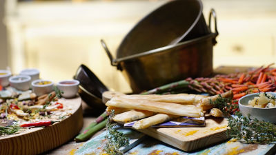 Rolinhos de Massa Filo com Queijo de Cabra e Peras Caramelizadas
