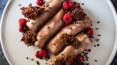 Canelloni de Gelatina de Chocolate, Bolo de Cacau e Gel de Framboesa