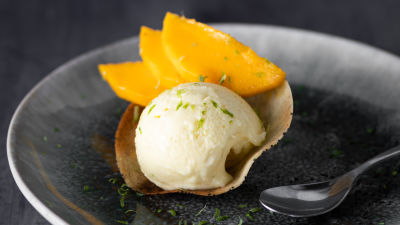 Gelado de Manga e Iogurte Grego em Taça de Bolacha