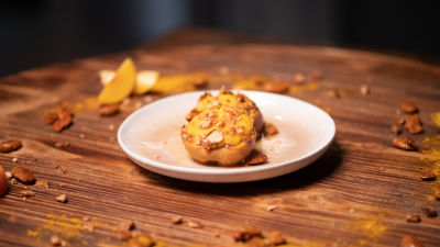 Nectarinas no Forno com Moscatel, Creme de Curcuma e Amêndoa