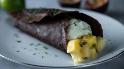 Wraps de Cacau com Fruta Salteada e Creme Leve de Lima