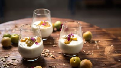 Mousse de Jasmim com Ameixas Rainha Cláudia