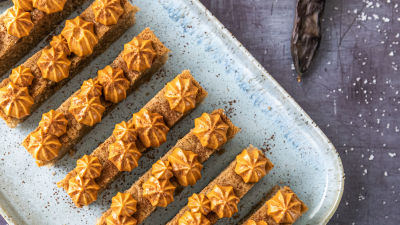 Bolo com Alfarroba e Caramelo Batido