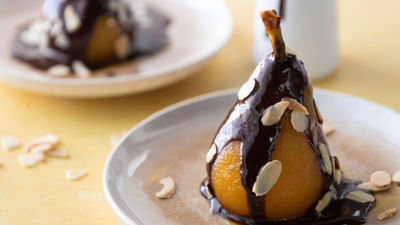 Peras Caramelizada com Molho de Chocolate