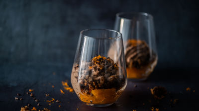 Espuma Leve de Chocolate de Leite, Crocante de Favas de Cacau e Tangerina