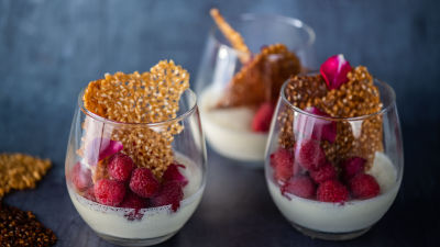 Pannacotta de Chocolate Branco com Framboesas e Telhas de Sésamo