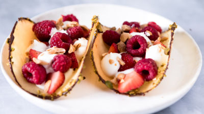 Tacos com Creme de Iogurte, Frutos Vermelhos e Frutos Secos