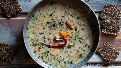 Mexilhões com Aipo e Malagueta em Tostas de Sementes