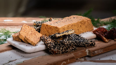 Mousse de Tomate Seco e Salmão com Tostas de Sésamo