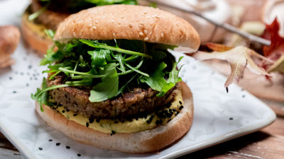 Hamburguer de Shitake com Húmus de Lentilhas