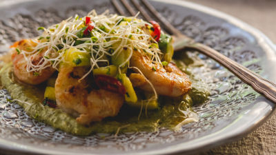 Gambas Salteadas com Alho e Molho de Manga Agridoce