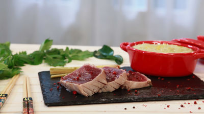 Atum Fresco com Lima-Kafir e Pimenta Rosa e Puré de Aipo