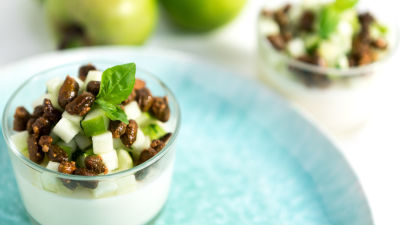 Panna Cotta de Lima Kaffir com salada verde de Maçã e Pistáchio