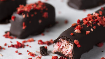 Chocolates de coco, morango e lima