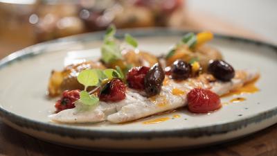 Peixe ao Sal com Batata Assada e Azeitonas