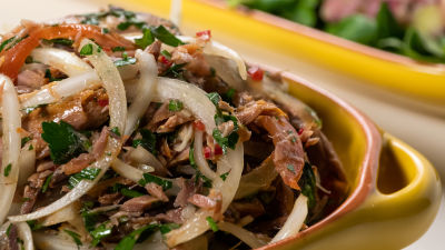 Atum de cebolada com milho cozido