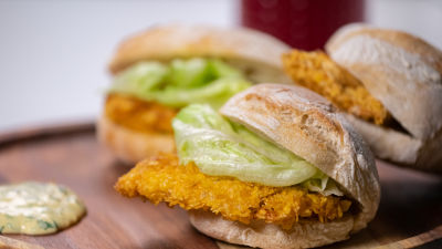 Sanduíche de Panado com molho de mostarda