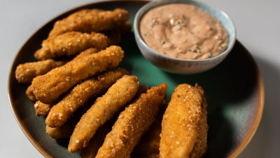 Mini-Panados de Frango com Amêndoa e Maionese de Manjericão