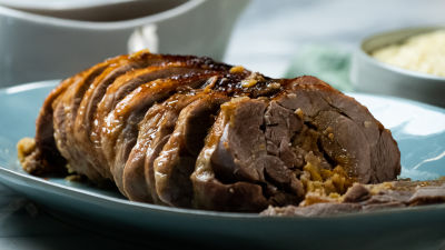 Perna de Peru Recheada com Alheira e Alperce, e Puré de Mandioca