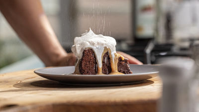 Bolo de Chocolate com Ganache e Chantilly