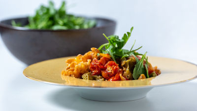 Tomate Assado com Queijo Feta e Lírios Tricolor