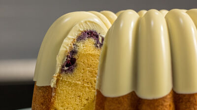 Bundt de Mirtilos com Capa de Chocolate Branco