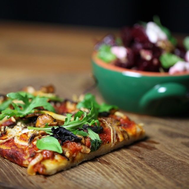 Pizza de Cogumelos com Salada de Beterraba