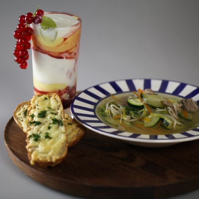 Sopa de legumes com almôndegas e rolos de queijo