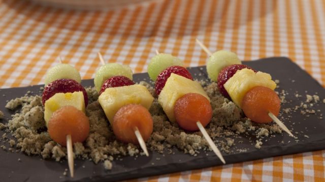 Espetadas de Frutas com Açúcar e Hortelã