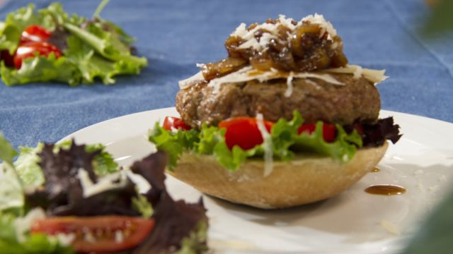 Hambúrguer com Parmesão e Cebola Caramelizada em Cerveja