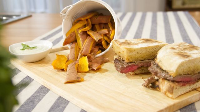 Prego em Bolo do Caco com Cascas de Batata Doce e Molho Azul