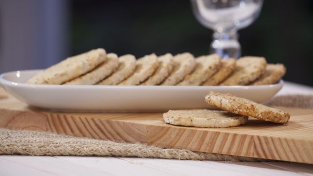 Bolachas de Parmesão e Tomilho com Crosta de Sal