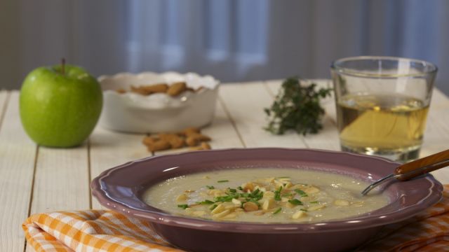 Sopa de couve-flor e maçã