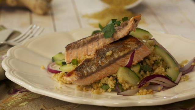 Salada de bulgur e pepino com salmão